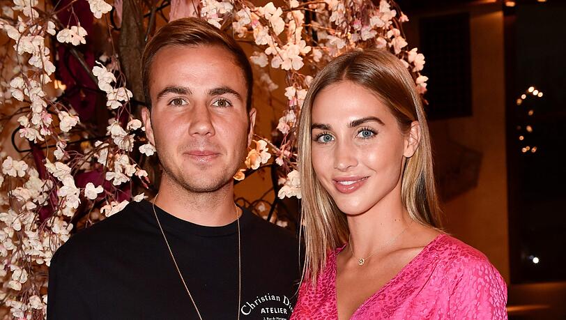 Mario Götze und seine Frau Ann-Kathrin lüften das Geheimnis um den Namen ihres Söhnchen Rome. Mario Götze und seine Frau Ann-Kathrin lüften das Geheimnis um den Namen ihres Söhnchen Rome.