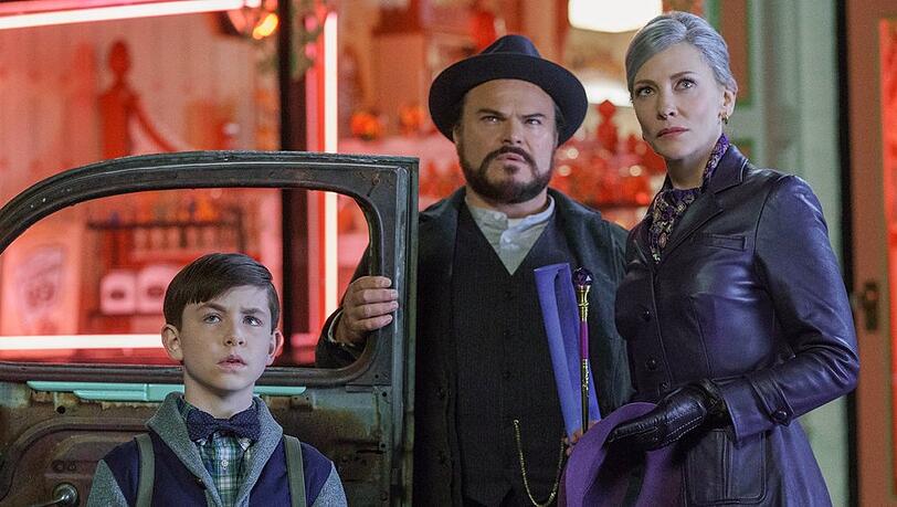 "Das Haus der geheimnisvollen Uhren": Lewis Barnavelt (Owen Vaccaro, l.), mit seinem Onkel Jonathan (Jack Black) und Mrs. Zimmerman (Cate Blanchett). "Das Haus der geheimnisvollen Uhren": Lewis Barnavelt (Owen Vaccaro, l.), mit seinem Onkel Jonathan (Jack Black) und Mrs. Zimmerman (Cate Blanchett).