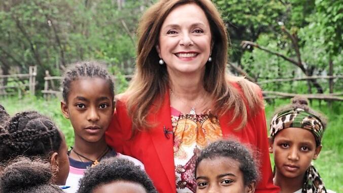 Uschi Dämmrich von Luttitz umgeben von den Kindern des Schulspeisungs-Projekts. Uschi Dämmrich von Luttitz umgeben von den Kindern des Schulspeisungs-Projekts.