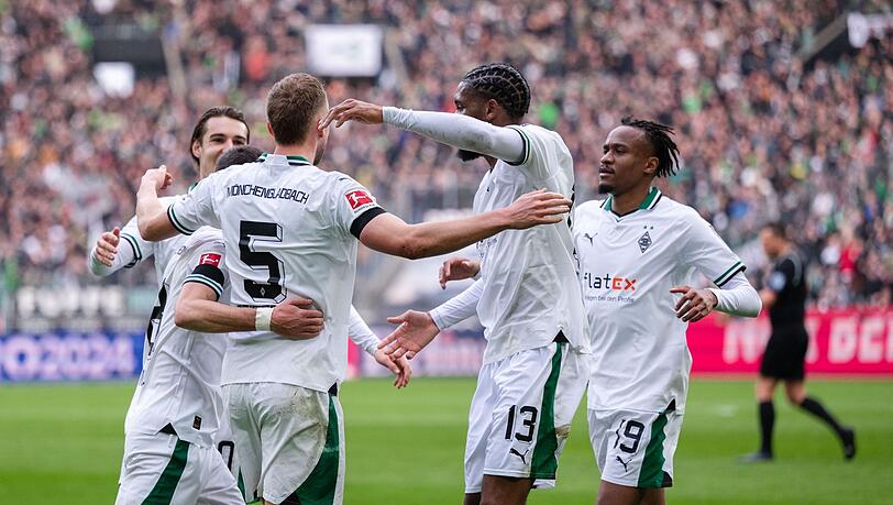 Die Gladbacher Spieler feiern den klaren Heimsieg gegen den VfL Bochum. Die Gladbacher Spieler feiern den klaren Heimsieg gegen den VfL Bochum.