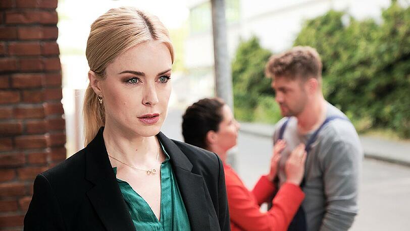 "Unter uns": Emilia (l.) bekommt alarmiert mit, dass Sina und Bambi zum Haus aufbrechen wollen "Unter uns": Emilia (l.) bekommt alarmiert mit, dass Sina und Bambi zum Haus aufbrechen wollen
