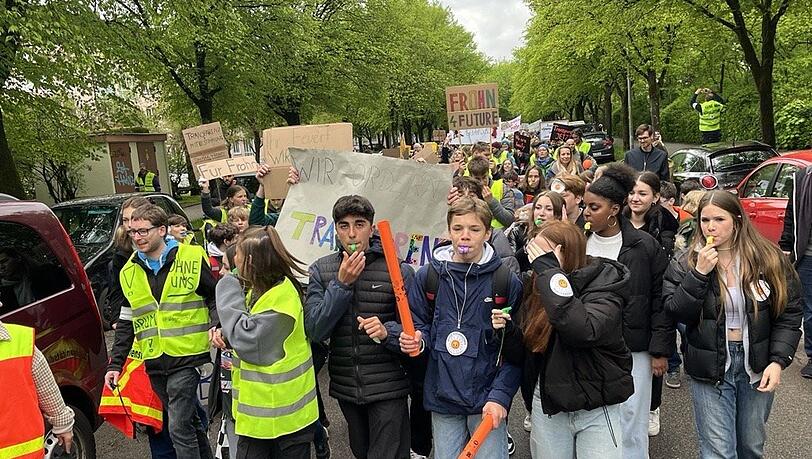 In der Heiglhofstraße in Hadern demonstrieren Kinder gegen den Rauswurf ihrer Schulleiterin. In der Heiglhofstraße in Hadern demonstrieren Kinder gegen den Rauswurf ihrer Schulleiterin.