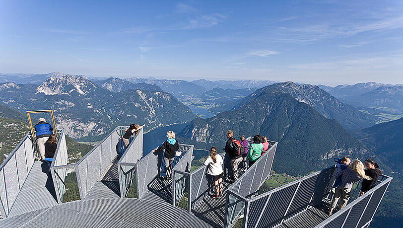 5 Fingers heißt die Aussichtsplattform im Dachsteingebirge. Ein sinniger Name, denn die fünf Wege des Skywalks, die über den Abgrund ragen, ähneln der Form einer Hand. 5 Fingers heißt die Aussichtsplattform im Dachsteingebirge. Ein sinniger Name, denn die fünf Wege des Skywalks, die über den Abgrund ragen, ähneln der Form einer Hand.