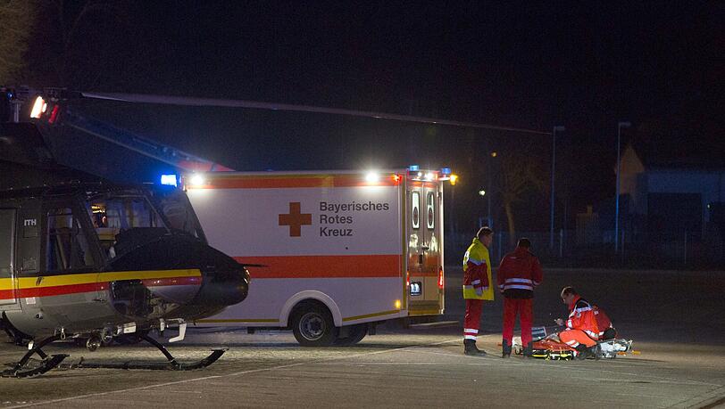 Die drei Kinder und ihr Vater kamen mit schweren Verletzungen ins Krankenhaus. Die drei Kinder und ihr Vater kamen mit schweren Verletzungen ins Krankenhaus.