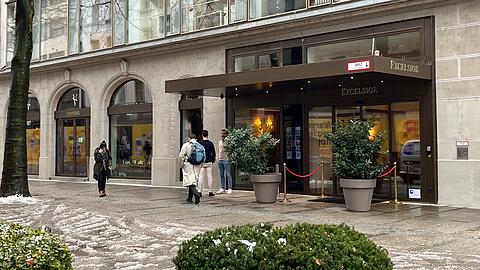 Im Erdgeschoss befindet sich das beliebte Wein-Restaurant Vinothek. Im Erdgeschoss befindet sich das beliebte Wein-Restaurant Vinothek.