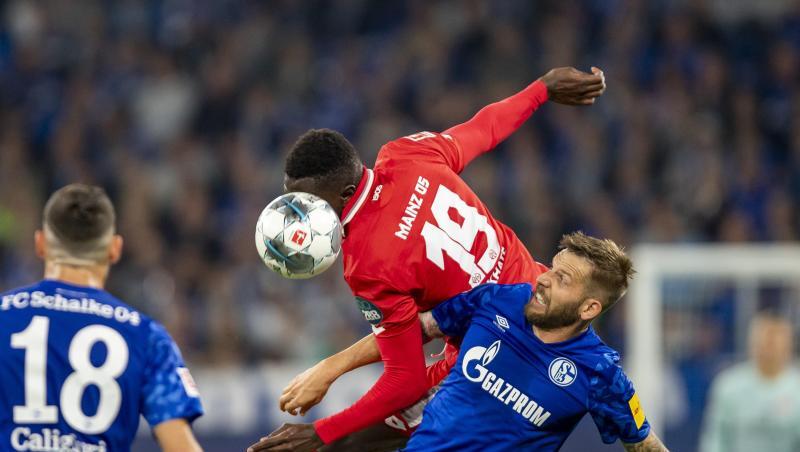 Moussa Niakhate von Mainz 05 kämpft gegen Schalkes Guido Burgstaller (r.) um den Ball. Moussa Niakhate von Mainz 05 kämpft gegen Schalkes Guido Burgstaller (r.) um den Ball.