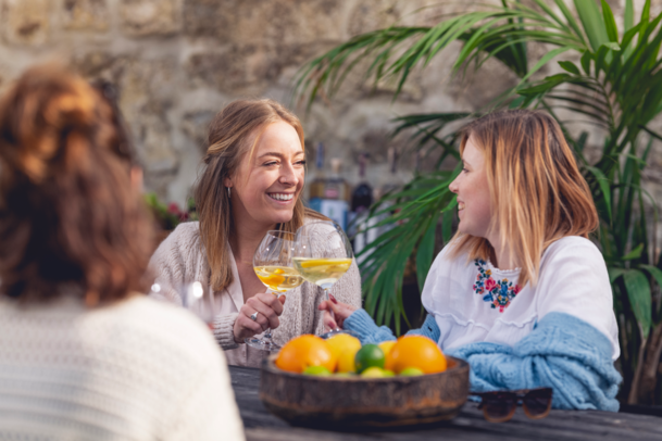 Zwei Frauen genießen den "Bavarian Spritz". Die Hauptzutat ist das Penninger Alkoholfrei, ein Blutwurz-Likör ohne Likör. Zwei Frauen genießen den "Bavarian Spritz". Die Hauptzutat ist das Penninger Alkoholfrei, ein Blutwurz-Likör ohne Likör.