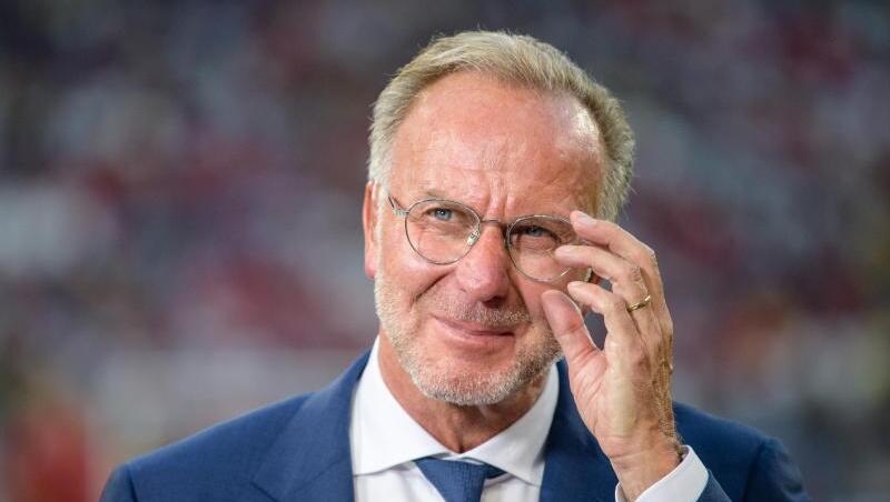 Karl-Heinz Rummenigge, Vorstandschef vom FC Bayern, steht vor Spielbeginn am Spielfeldrand. Foto: Matthias Balk Karl-Heinz Rummenigge, Vorstandschef vom FC Bayern, steht vor Spielbeginn am Spielfeldrand. Foto: Matthias Balk