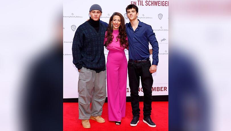 Meryem Moutaoukkil mit ihren Söhnen Emilio Sakraya (l.) und Ilyes Raoul bei der Premiere des Films "Die Rettung der uns bekannten Welt". Meryem Moutaoukkil mit ihren Söhnen Emilio Sakraya (l.) und Ilyes Raoul bei der Premiere des Films "Die Rettung der uns bekannten Welt".