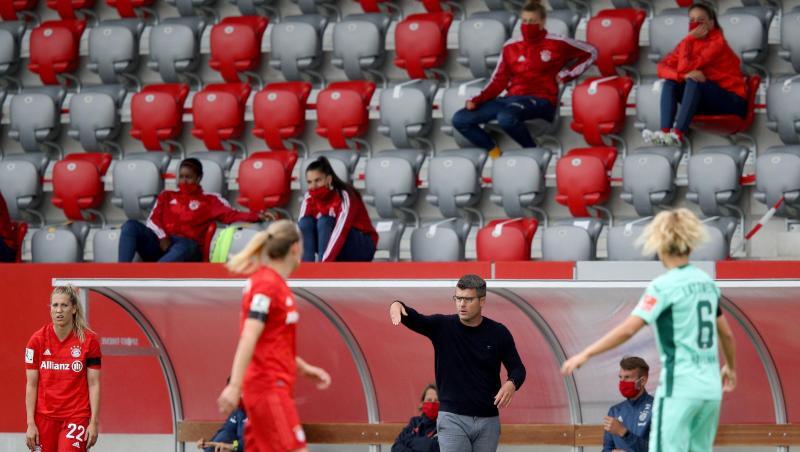 Bayerns Trainer Jens Scheuer gibt an der Seitenlinie Anweisungen. Bayerns Trainer Jens Scheuer gibt an der Seitenlinie Anweisungen.