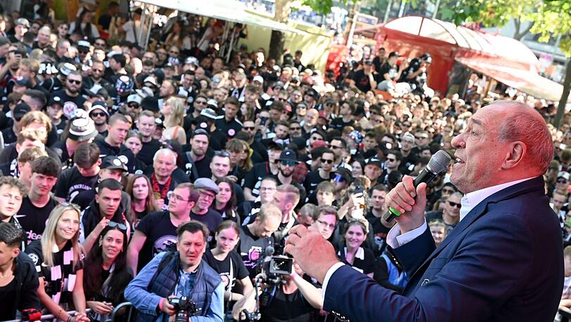 Eintracht-Präsident Peter Fischer heizte den Fans auf dem Breitscheidplatz ordentlich ein. Eintracht-Präsident Peter Fischer heizte den Fans auf dem Breitscheidplatz ordentlich ein.
