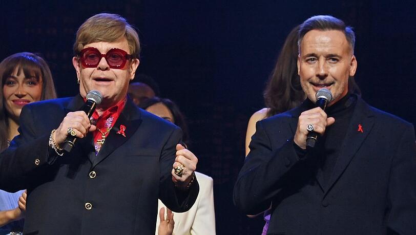 Sir Elton John (l.) und sein Mann David Furnish bei der "The Devil Wears Prada: The Musical"-Premiere. Sir Elton John (l.) und sein Mann David Furnish bei der "The Devil Wears Prada: The Musical"-Premiere.