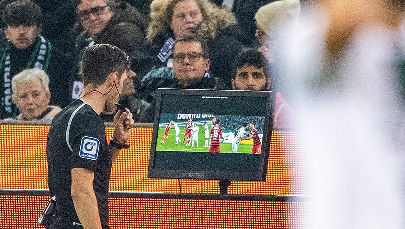 Schiedsrichter Matthias Jöllenbeck prüft per Videobeweis. Schiedsrichter Matthias Jöllenbeck prüft per Videobeweis.