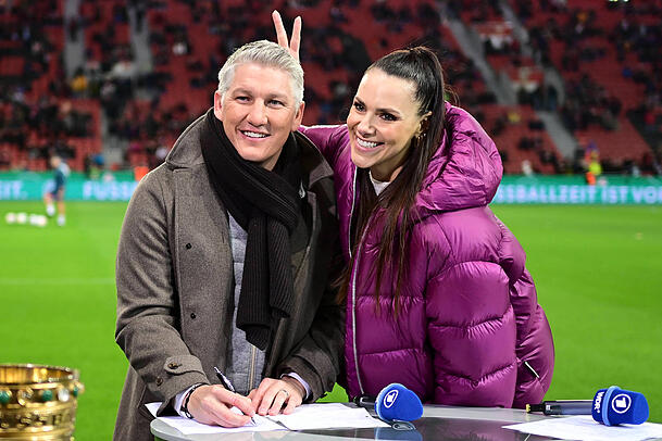 Bastian Schweinsteiger und Esther Sedlaczek stehen oft gemeinsam vor der Kamera. Bastian Schweinsteiger und Esther Sedlaczek stehen oft gemeinsam vor der Kamera.