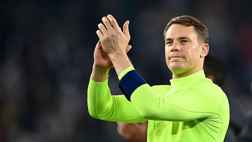 Manuel Neuer klatscht in die Hände. Manuel Neuer klatscht in die Hände.