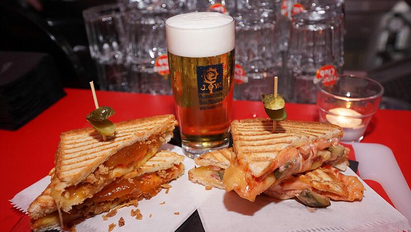 Frisch gezapftes Bier gibt’s für 3,50 Euro – hinzu kommen jetzt auch ausgefallene Sandwichkreationen. Frisch gezapftes Bier gibt’s für 3,50 Euro – hinzu kommen jetzt auch ausgefallene Sandwichkreationen.