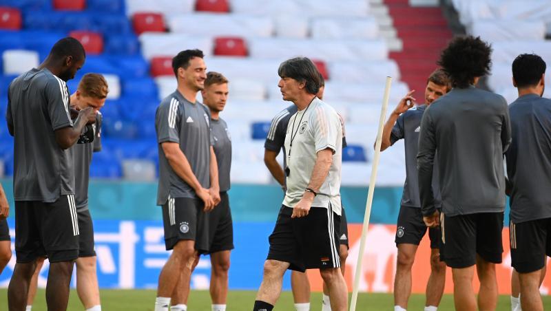 Bundestrainer Joachim Löw (M.) will mit der deutschen Nationalmannschaft gut in die EM starten. Bundestrainer Joachim Löw (M.) will mit der deutschen Nationalmannschaft gut in die EM starten.