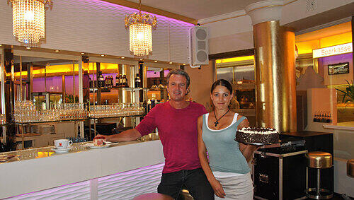 Lassen im Gold-Café Opera Glamour und Moderne verschmelzen: Inhaber Horst Engel und Café-Leiterin Lilia Moritz. Lassen im Gold-Café Opera Glamour und Moderne verschmelzen: Inhaber Horst Engel und Café-Leiterin Lilia Moritz.