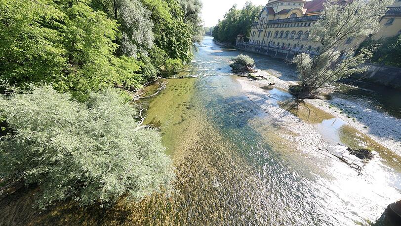 Nur wenig Wasser fließt am Montag an der Isar. Nur wenig Wasser fließt am Montag an der Isar.