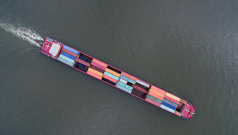 Binnenschiff mit Containern beladen auf dem Rhein bei Köln. Foto: Henning Kaiser Binnenschiff mit Containern beladen auf dem Rhein bei Köln. Foto: Henning Kaiser