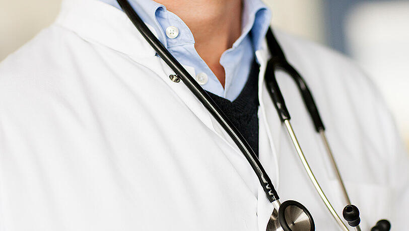 Der Arzt bedrohte die Krankenhausleitung und forderte eine Entschädigung im fünfstelligen Bereich. (Symbolbild) Der Arzt bedrohte die Krankenhausleitung und forderte eine Entschädigung im fünfstelligen Bereich. (Symbolbild)