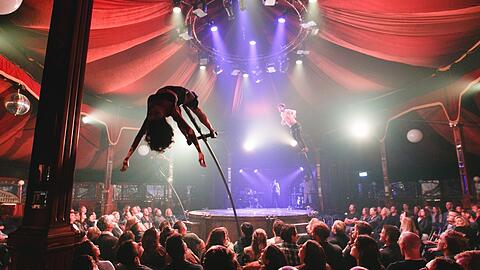 Die akrobatisch-erotische Show im Spiegelzelt. Dazu wird übrigens auch (auf Wunsch) ein Biomenü gereicht. Die akrobatisch-erotische Show im Spiegelzelt. Dazu wird übrigens auch (auf Wunsch) ein Biomenü gereicht.