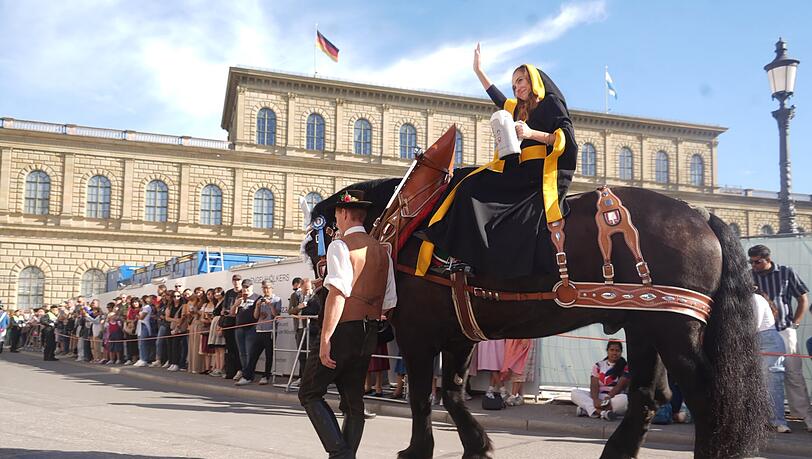 Hinter dem Jugendmusikkorps Bad Kissingen mit seinen lauten Trommeln und Trompeten kommt das Münchner Kindl auf einem Ross angeritten. Hinter dem Jugendmusikkorps Bad Kissingen mit seinen lauten Trommeln und Trompeten kommt das Münchner Kindl auf einem Ross angeritten.