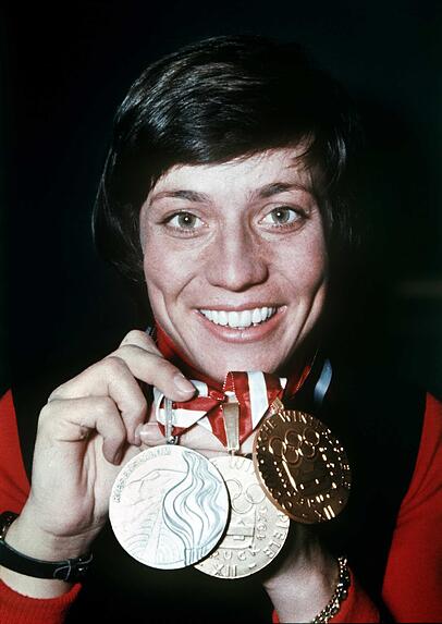 Rosi Mittermaier zeigt Februar 1976 ihre Medaillen. Mit zweimal Gold und einmal Silber war sie die erfolgreichste deutsche Olympiateilnehmerin bei den Olympischen Winterspielen 1976 in Innsbruck. Rosi Mittermaier zeigt Februar 1976 ihre Medaillen. Mit zweimal Gold und einmal Silber war sie die erfolgreichste deutsche Olympiateilnehmerin bei den Olympischen Winterspielen 1976 in Innsbruck.