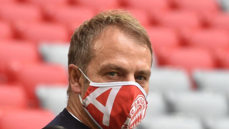 Hansi Flick, Trainer von München, trägt Mundschutzmaske vor dem Spiel. Foto: Christof Stache/AFP/Pool/dpa/Archivbild Hansi Flick, Trainer von München, trägt Mundschutzmaske vor dem Spiel. Foto: Christof Stache/AFP/Pool/dpa/Archivbild