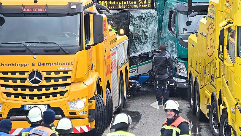 Zwei Bergungsdienste arbeiteten geraume Zeit, um die Wracks voneinander zu trennen. Zwei Bergungsdienste arbeiteten geraume Zeit, um die Wracks voneinander zu trennen.
