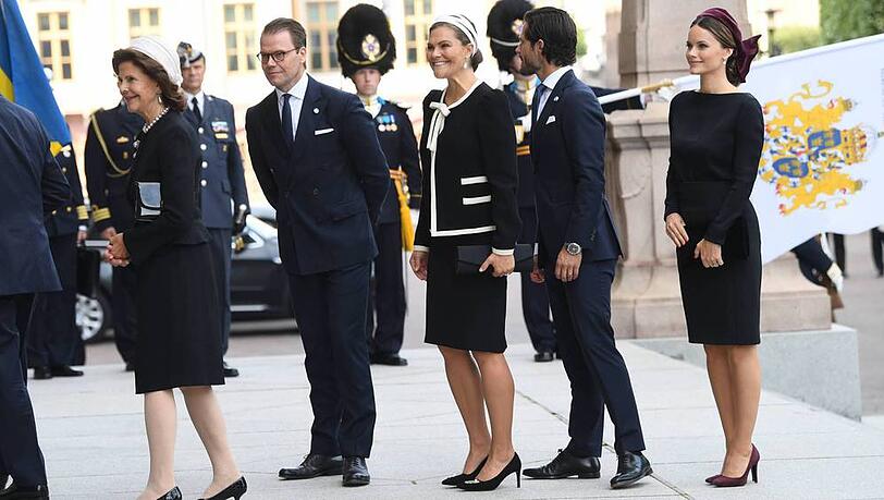 Mit ihrem schwarz-dunkelroten Look hat Prinzessin Sofia von Schweden (r.) einen modischen Fehltritt gemacht Mit ihrem schwarz-dunkelroten Look hat Prinzessin Sofia von Schweden (r.) einen modischen Fehltritt gemacht