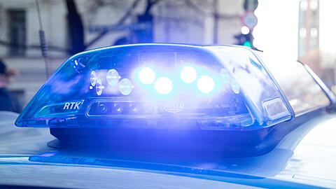 Am Samstagabend ist ein Polizeiwagen in der Altstadt mit zwei weiteren Autos zusammengestoßen. Am Samstagabend ist ein Polizeiwagen in der Altstadt mit zwei weiteren Autos zusammengestoßen.