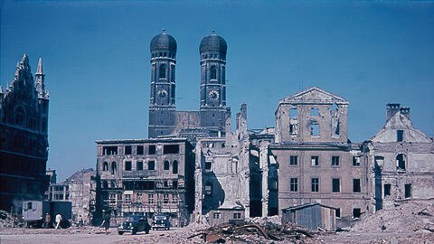 Dieses Farbdia stammt von Dorothea Brockmann: die Trümmerlandschaft und die Frauenkirche, München 1947. Dieses Farbdia stammt von Dorothea Brockmann: die Trümmerlandschaft und die Frauenkirche, München 1947.