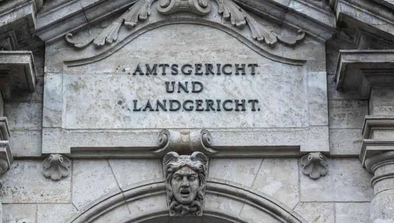 "Amtsgericht und Landgericht" steht an dem Justizgebäude in Regensburg. Foto: Armin Weigel/dpa "Amtsgericht und Landgericht" steht an dem Justizgebäude in Regensburg. Foto: Armin Weigel/dpa