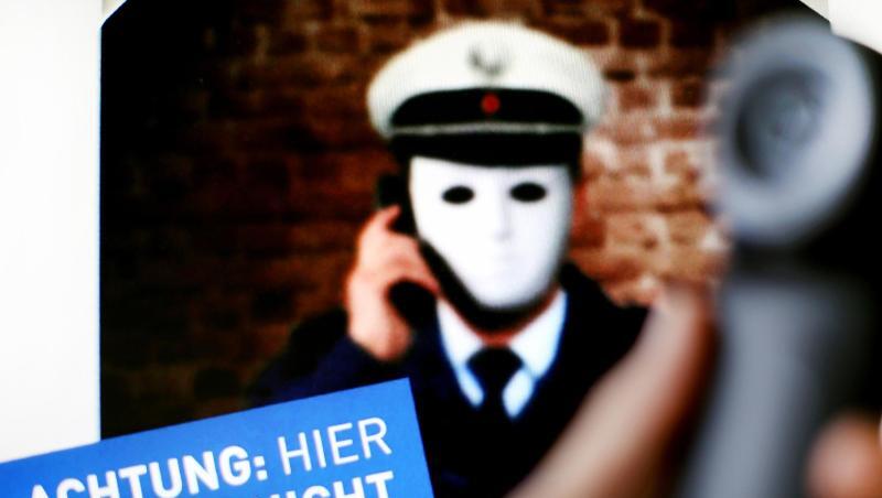 Ein Telefonhörer ist vor einem Plakat der Polizei NRW mit der Aufschrift "Achtung: Hier spricht NICHT die Polizei" zu sehen. Ein Telefonhörer ist vor einem Plakat der Polizei NRW mit der Aufschrift "Achtung: Hier spricht NICHT die Polizei" zu sehen.