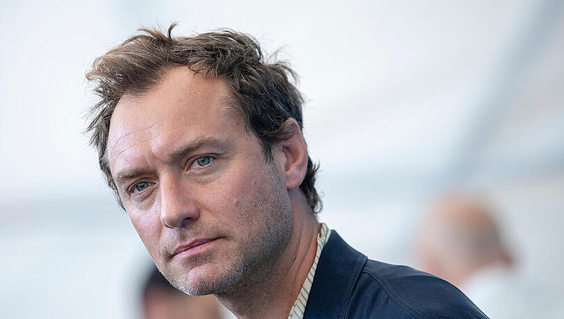 Jude Law kennt sich offenbar mit Pandemien gut aus. Jude Law kennt sich offenbar mit Pandemien gut aus.