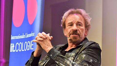 Thomas Gottschalk geht an Bord eines Luxusdampfers. Thomas Gottschalk geht an Bord eines Luxusdampfers.