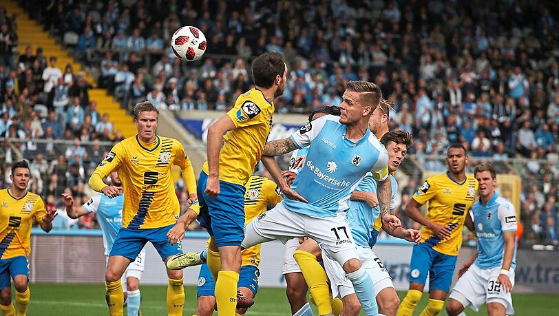 Schon im Vorjahr ein hitziger Kampf: Die Löwen mit Daniel Wein (M.) gegen Braunschweig. Schon im Vorjahr ein hitziger Kampf: Die Löwen mit Daniel Wein (M.) gegen Braunschweig.