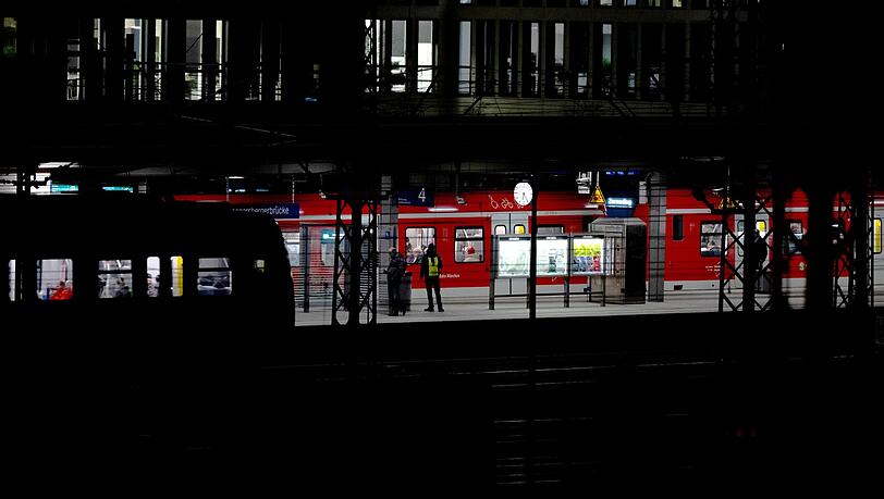 Fahrgäste stehen auf einem Bahnsteig an der S-Bahn Haltestelle Donnersbergerbrücke. Fahrgäste stehen auf einem Bahnsteig an der S-Bahn Haltestelle Donnersbergerbrücke.