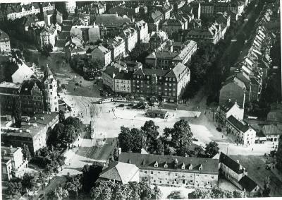 Blick über den Rotkreuzplatz im Jahr 1935, links im Bild ist der Turmbau der Winthir-Apotheke zu sehen. Blick über den Rotkreuzplatz im Jahr 1935, links im Bild ist der Turmbau der Winthir-Apotheke zu sehen.