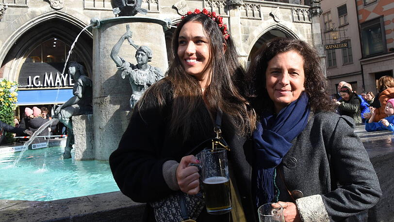 Arabella Schörghuber (rechts) mit ihrer Tochter Ramona Pongratz an einem Aschermittwoch am Fischbrunnen am Marienplatz. Einst haben ihre Eltern das Arabellahaus nach ihr benannt. Arabella Schörghuber (rechts) mit ihrer Tochter Ramona Pongratz an einem Aschermittwoch am Fischbrunnen am Marienplatz. Einst haben ihre Eltern das Arabellahaus nach ihr benannt.