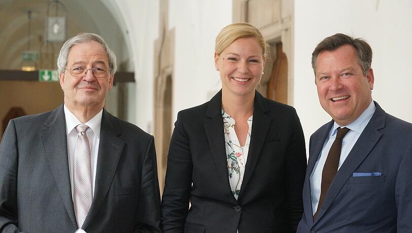 Stephanie Jacobs zusammen mit Bürgermeister Josef Schmid (r.). Stephanie Jacobs zusammen mit Bürgermeister Josef Schmid (r.).