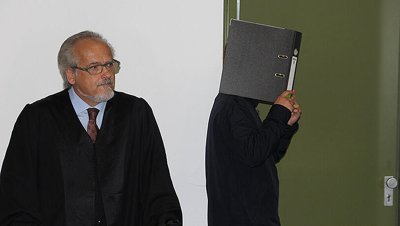 Sein Gesicht verbirgt er hinter Aktendeckeln: Hans P. (Name geändert) kam in Begleitung seines Anwalts Ulrich Ziegert. Sein Gesicht verbirgt er hinter Aktendeckeln: Hans P. (Name geändert) kam in Begleitung seines Anwalts Ulrich Ziegert.