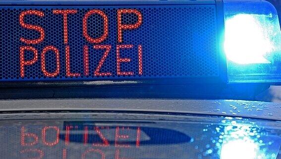Pech für drei Einbrecher: Bei einer Verkehrskontrolle am Donnerstag auf der A6 wurde die Polizei auf sie aufmerksam, weil sie Diebesgut mit sich führten - unter anderem einen Personalausweis. (Archivbild) Pech für drei Einbrecher: Bei einer Verkehrskontrolle am Donnerstag auf der A6 wurde die Polizei auf sie aufmerksam, weil sie Diebesgut mit sich führten - unter anderem einen Personalausweis. (Archivbild)