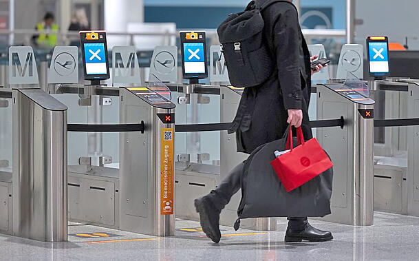 Ein Passagier geht am Flughafen München zur Sicherheitskontrolle. Die Gewerkschaft Verdi will mit einem zweitägigen Warnstreik am Münchner Flughafen den Druck in den Tarifverhandlungen im öffentlichen Dienst machen. +++ dpa-Bildfunk +++