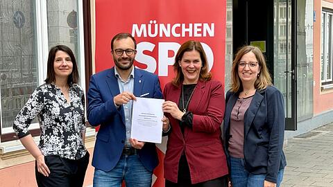 Die SPD hat am Samstag auf ihrem Parteitag den Koalitionsvertrag abgeknickt. Mit verhandelt haben diesen die Fraktionschefs Anne Hüber und Christian Köning, Bürgermeisterin Verena Dietl und Stadträtin Lena Odell (von links nach rechts). Die SPD hat am Samstag auf ihrem Parteitag den Koalitionsvertrag abgeknickt. Mit verhandelt haben diesen die Fraktionschefs Anne Hüber und Christian Köning, Bürgermeisterin Verena Dietl und Stadträtin Lena Odell (von links nach rechts).