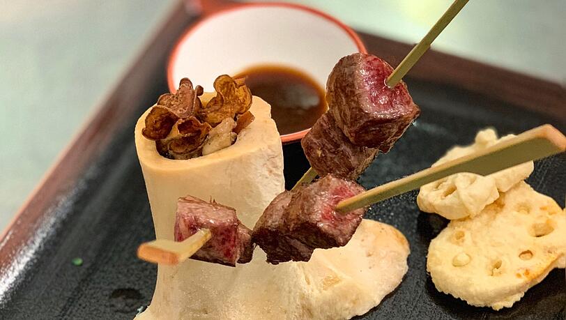 „Pinchos de carne de res“: ein kleines, feines Rindfleisch-Gericht. „Pinchos de carne de res“: ein kleines, feines Rindfleisch-Gericht.