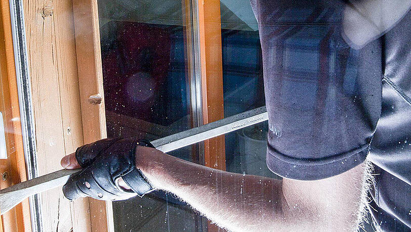 Der Täter hebelte die Balkontür aus, um in die Wohnung zu gelangen. Der Täter hebelte die Balkontür aus, um in die Wohnung zu gelangen.
