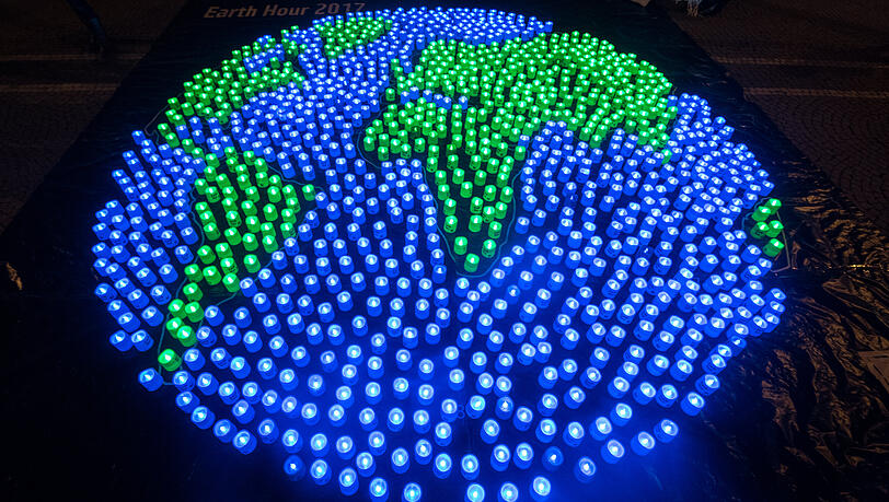 Auf der ganzen Welt gehen jährlich an vielen Gebäuden und Sehenswürdigkeiten für eine Stunde die Lichter aus, um ein Zeichen für den Klima- und Umweltschutz zu setzen. Auf der ganzen Welt gehen jährlich an vielen Gebäuden und Sehenswürdigkeiten für eine Stunde die Lichter aus, um ein Zeichen für den Klima- und Umweltschutz zu setzen.