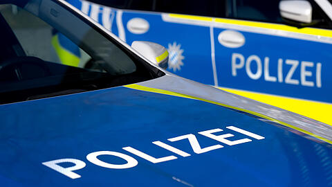 Mehr als 15 Polizeistreifen waren im Einsatz, nachdem ein 20-Jähriger aus München den Notruf verständigt hatte. (Symbolbild) Mehr als 15 Polizeistreifen waren im Einsatz, nachdem ein 20-Jähriger aus München den Notruf verständigt hatte. (Symbolbild)